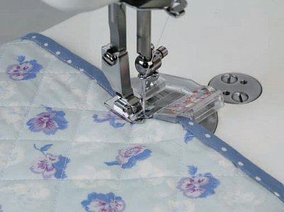 Pätka lemovacia s nastaviteľným vodičom. Pre Janome 1600PQC.